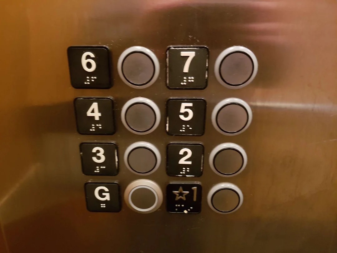 Botones de un elevador.
